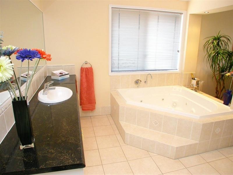 10 Kuthar Street, Pelican Waters QLD 4551