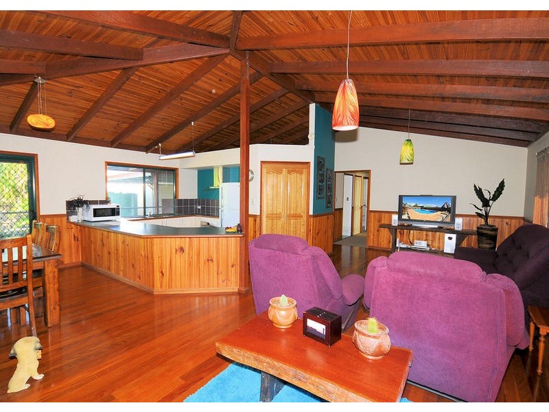 8 Mylne Court, Torquay QLD 4655