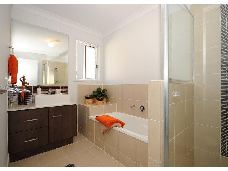 52 Earl St Vincent Cct, Eli Waters QLD 4655