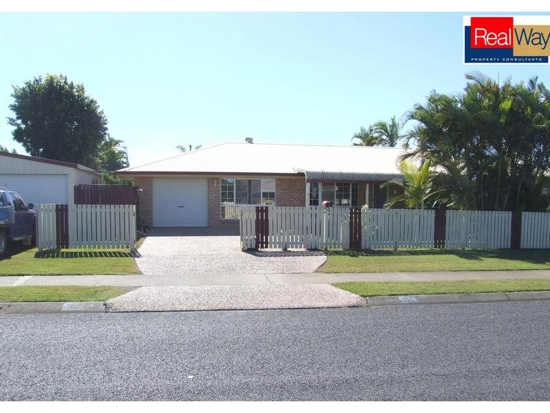54 Moolyyir St, Urangan QLD 4655