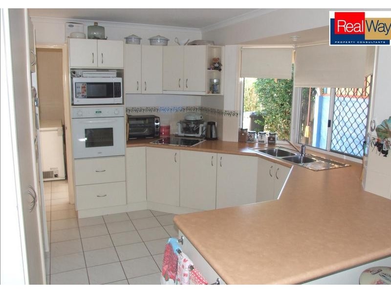 54 Moolyyir St, Urangan QLD 4655