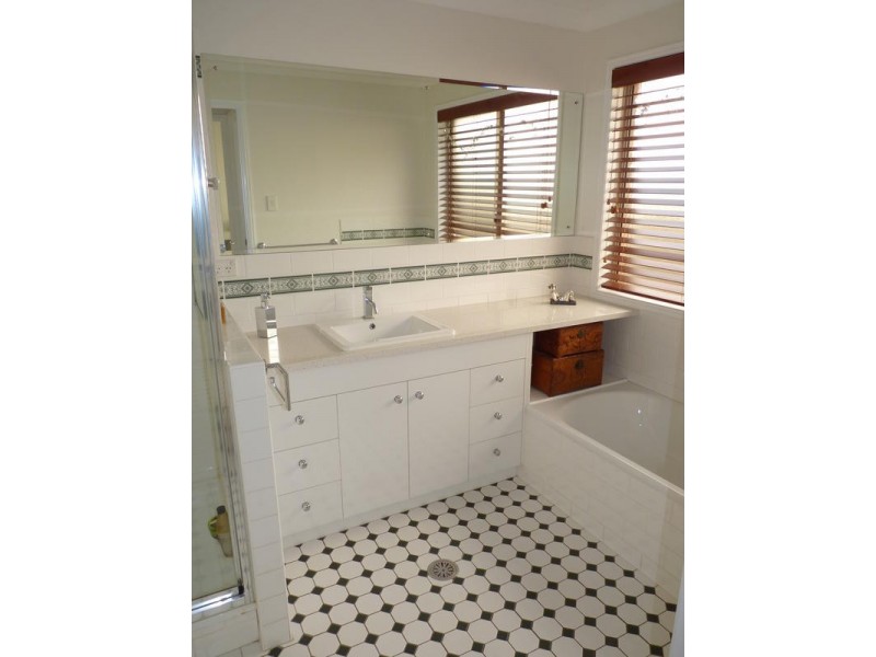 4 Hoberg Ct, Kawungan QLD 4655