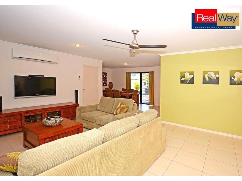 10 Topaz Circuit, Urangan QLD 4655