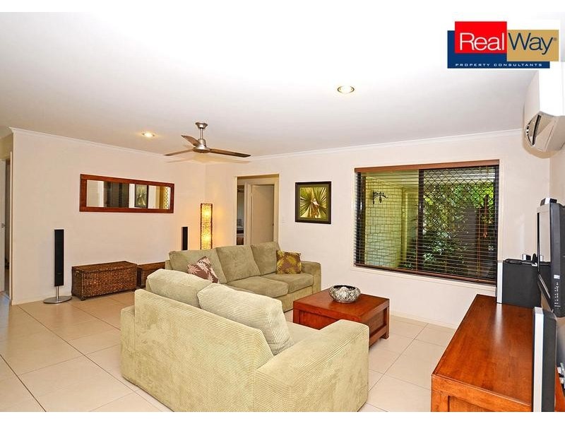 10 Topaz Circuit, Urangan QLD 4655