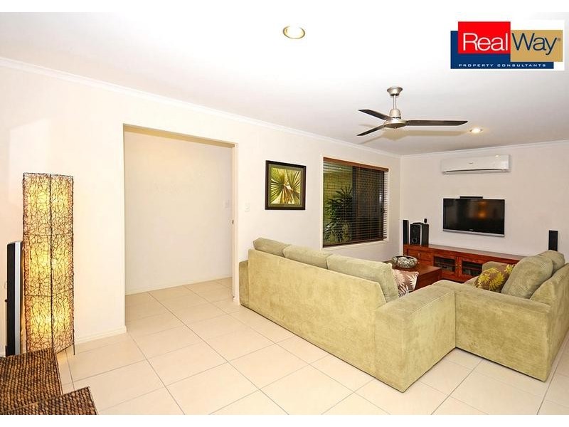 10 Topaz Circuit, Urangan QLD 4655