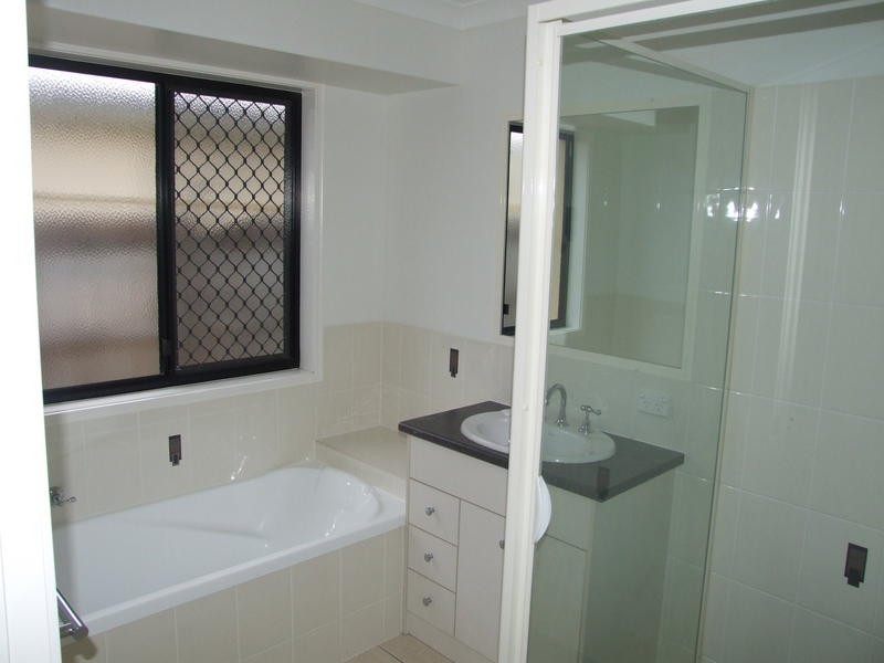 4 Rochester Crt, Urraween QLD 4655