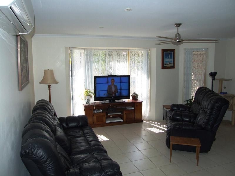 8 Bergin Crt, Torquay QLD 4655