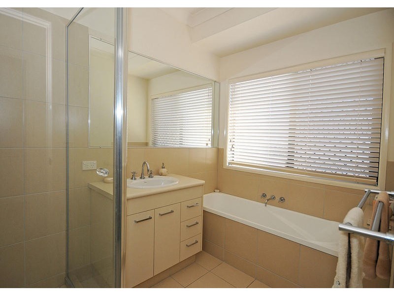 6 Montrose Cl, Point Vernon QLD 4655