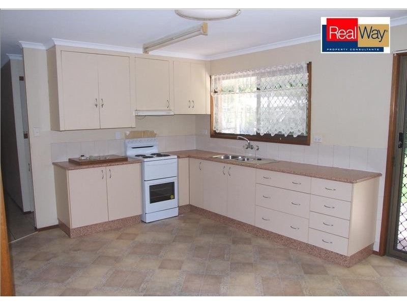 8 Maxwell St, Point Vernon QLD 4655