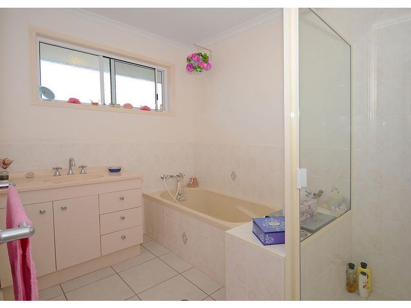 4 Sharyn Crt, Point Vernon QLD 4655