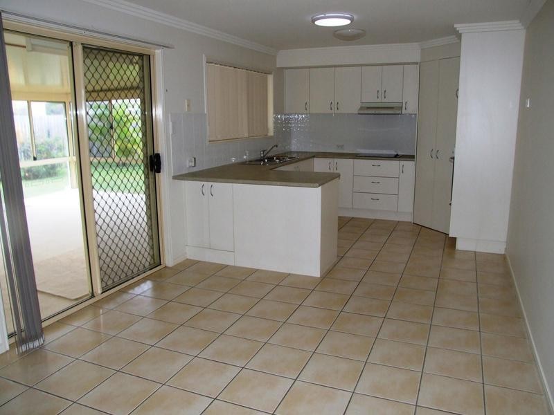 33 Pembridge Cct, Urraween QLD 4655