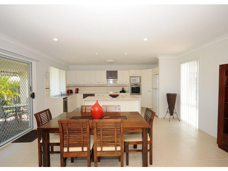 52 Earl St Vincent Cct, Eli Waters QLD 4655