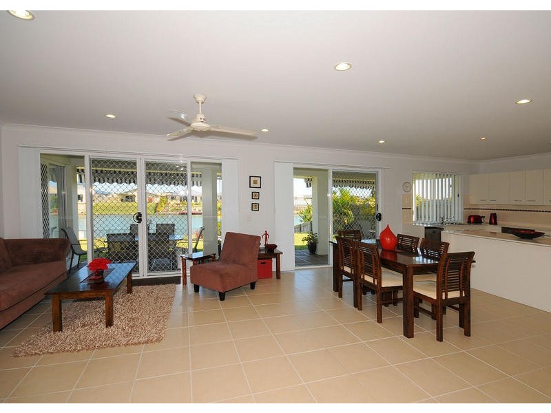 52 Earl St Vincent Cct, Eli Waters QLD 4655