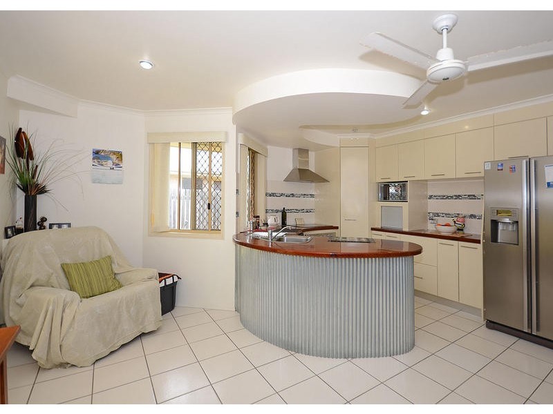 16 Sealink Dr, Point Vernon QLD 4655