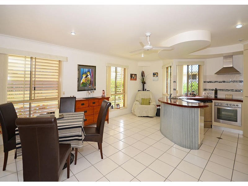 16 Sealink Dr, Point Vernon QLD 4655