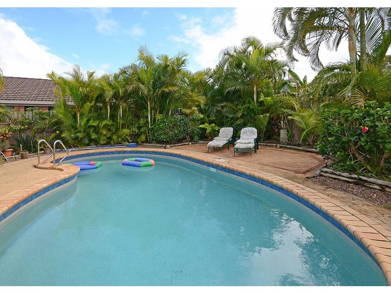 16 Sealink Dr, Point Vernon QLD 4655