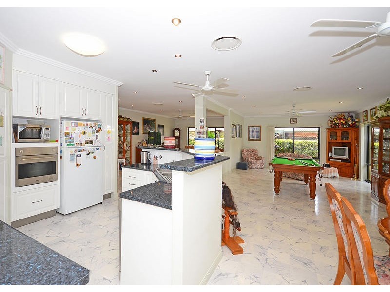 17 Prince St, Urangan QLD 4655
