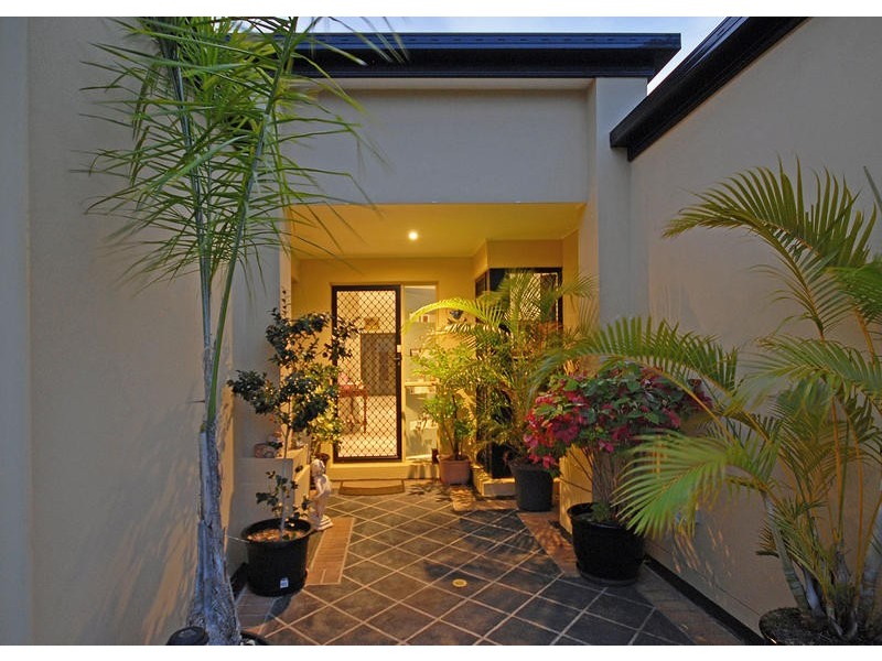 17 Prince St, Urangan QLD 4655