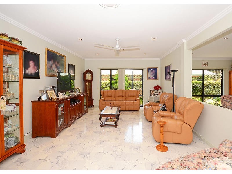 17 Prince St, Urangan QLD 4655