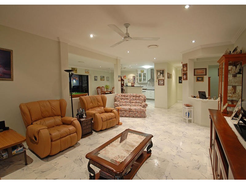 17 Prince St, Urangan QLD 4655