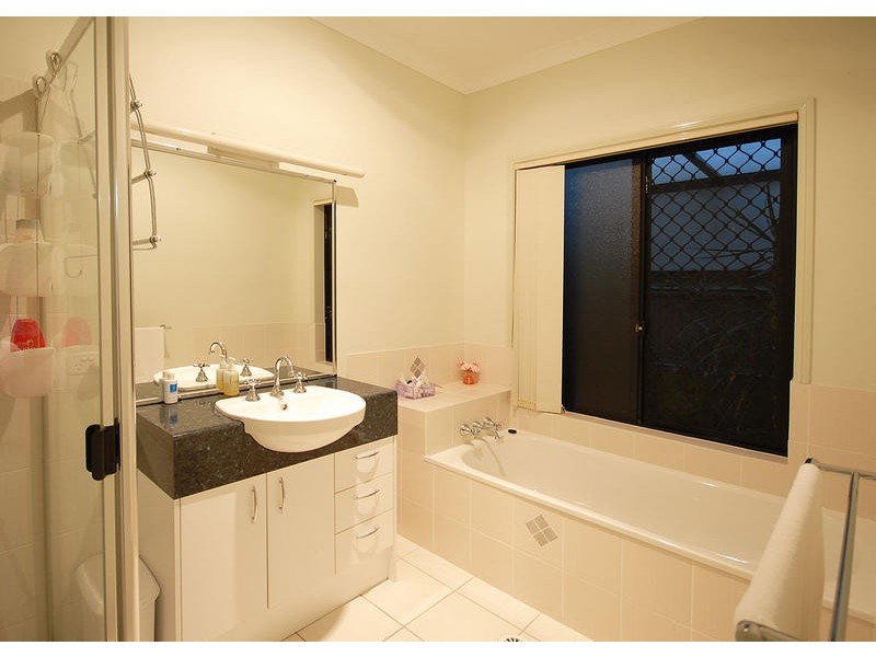 17 Prince St, Urangan QLD 4655