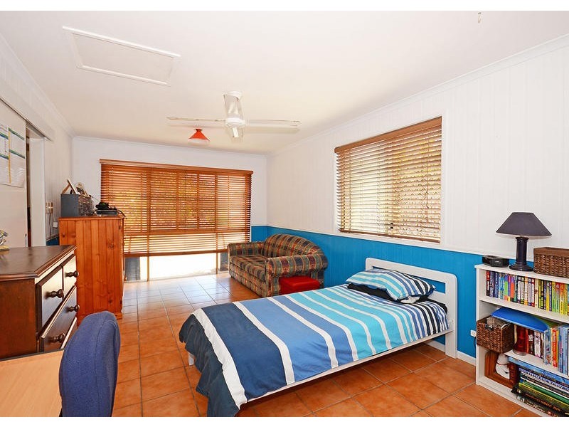 16 Bergin Crt, Torquay QLD 4655