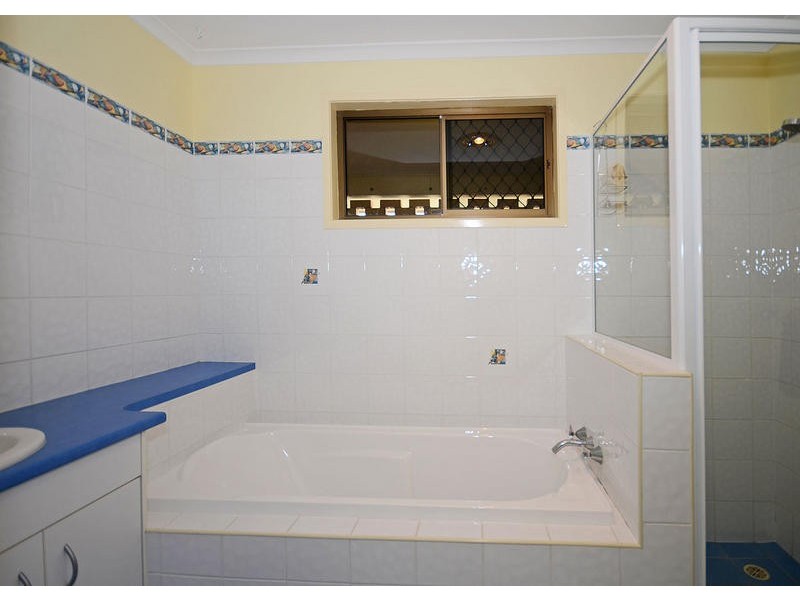 11 Flinders St, Point Vernon QLD 4655