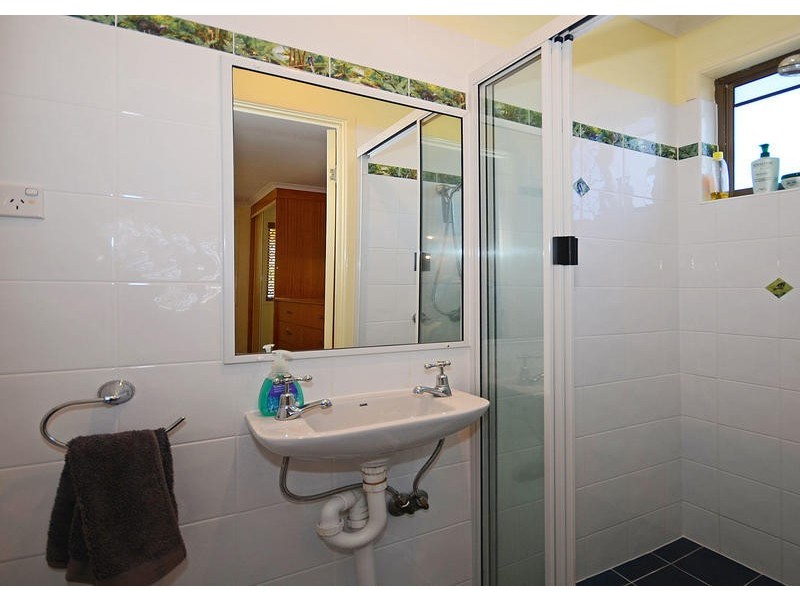 11 Flinders St, Point Vernon QLD 4655