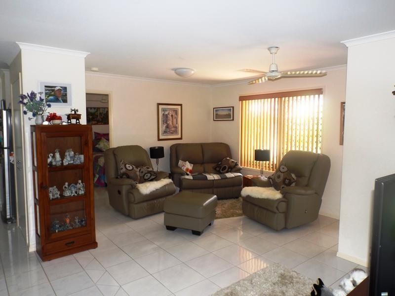 6 Bushlark Ave, Eli Waters QLD 4655