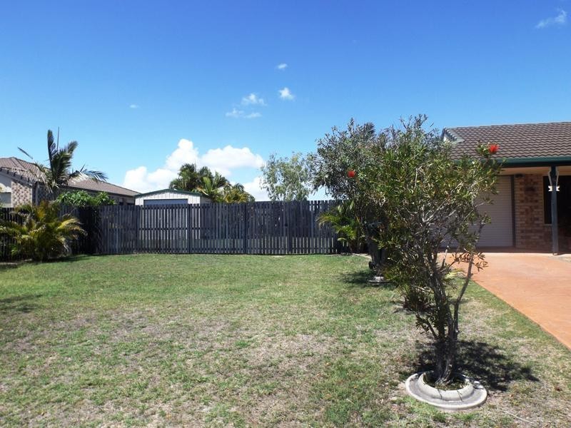 6 Bushlark Ave, Eli Waters QLD 4655