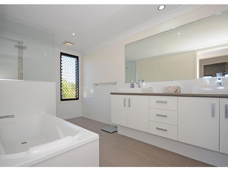 27 Beacon Rd, Booral QLD 4655
