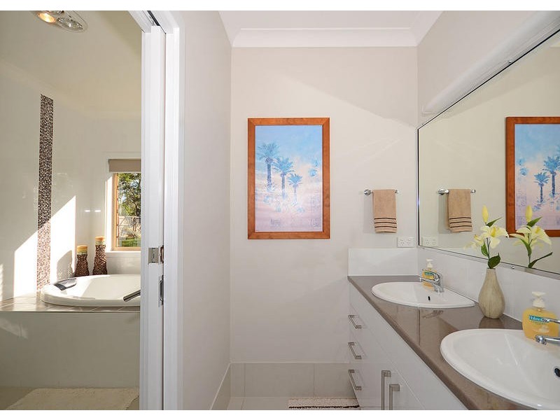 1 Heathland Ave, Wondunna QLD 4655