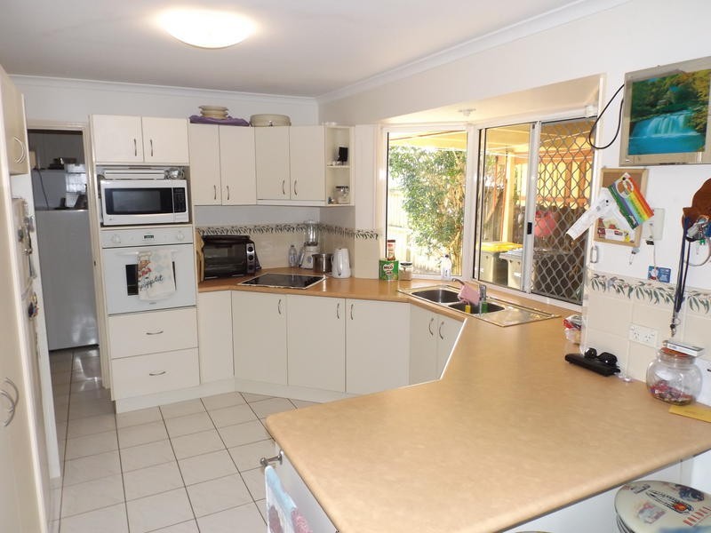 54 Moolyyir St, Urangan QLD 4655