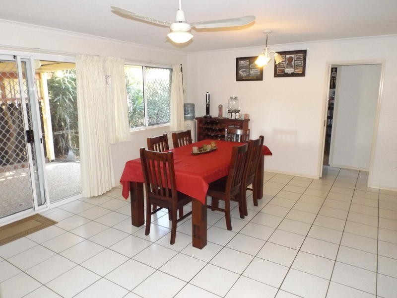 54 Moolyyir St, Urangan QLD 4655