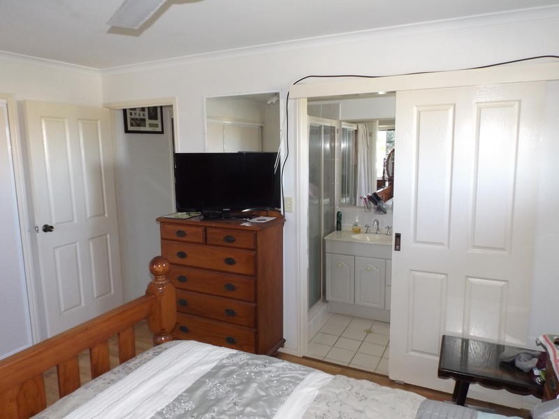 54 Moolyyir St, Urangan QLD 4655