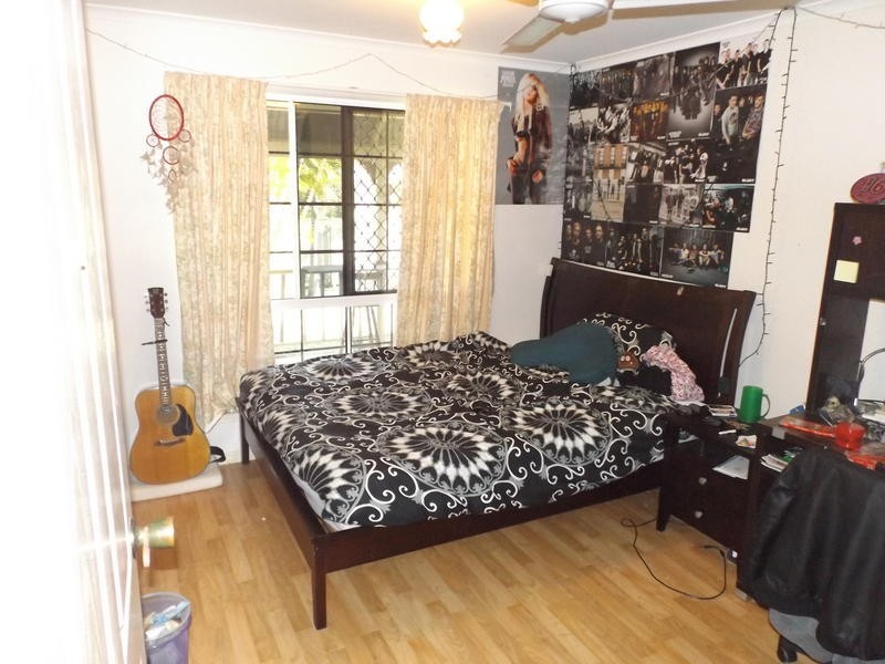 54 Moolyyir St, Urangan QLD 4655