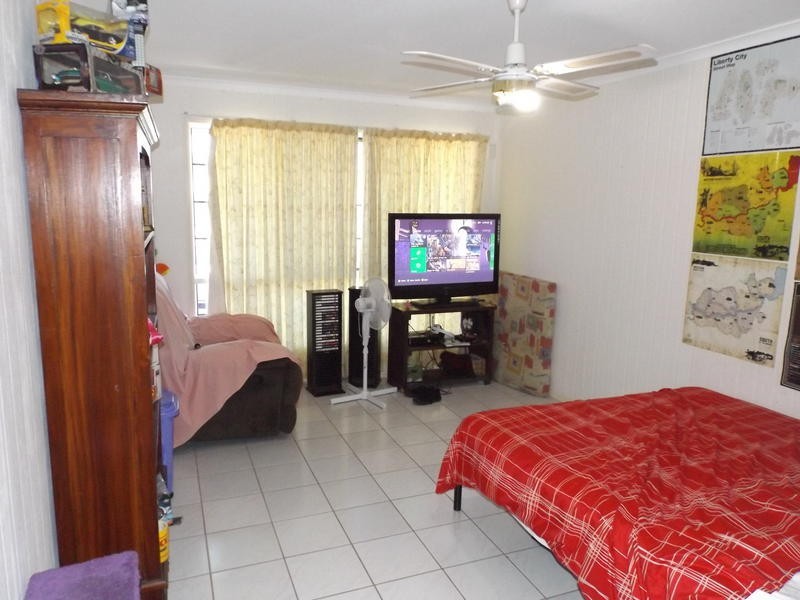 54 Moolyyir St, Urangan QLD 4655