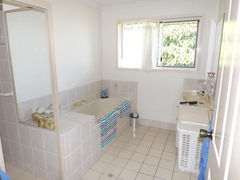 54 Moolyyir St, Urangan QLD 4655
