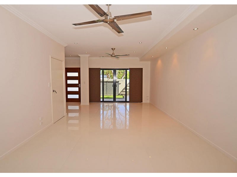 2 / 19 King St, Urangan QLD 4655