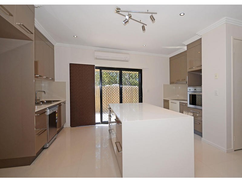 2 / 19 King St, Urangan QLD 4655