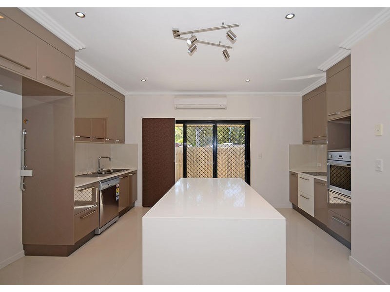 2 / 19 King St, Urangan QLD 4655