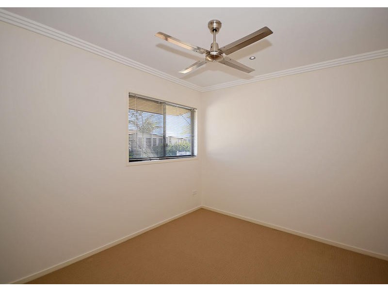 2 / 19 King St, Urangan QLD 4655