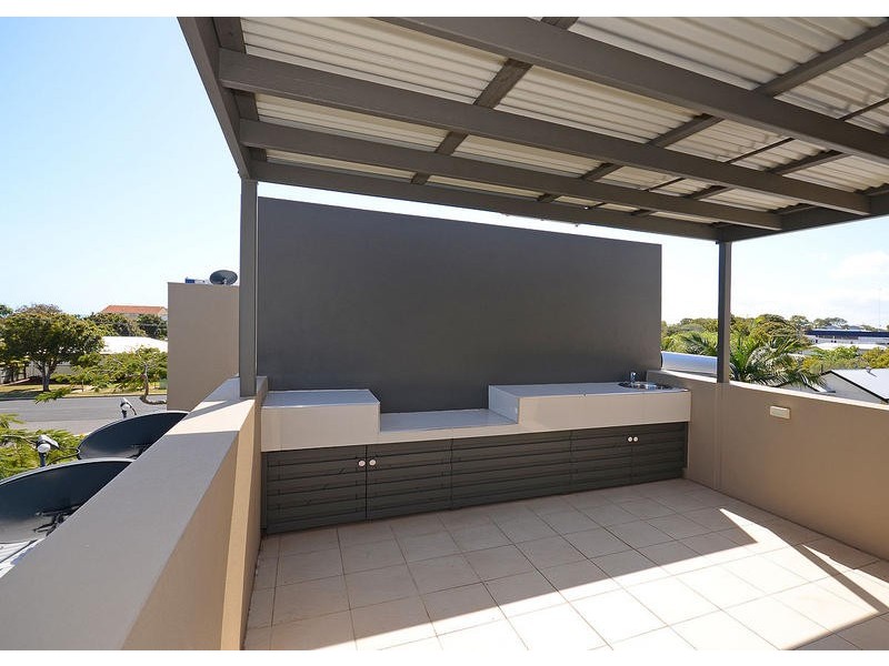 2 / 19 King St, Urangan QLD 4655