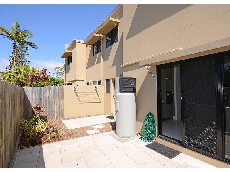 2 / 19 King St, Urangan QLD 4655