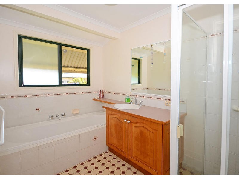 4 Harselaar Dr, Point Vernon QLD 4655