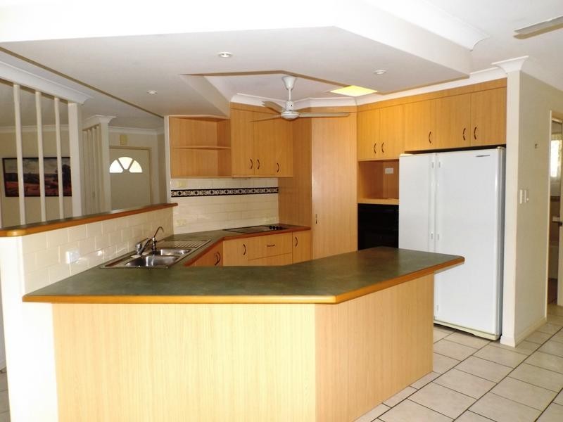 11 Barry St, Torquay QLD 4655