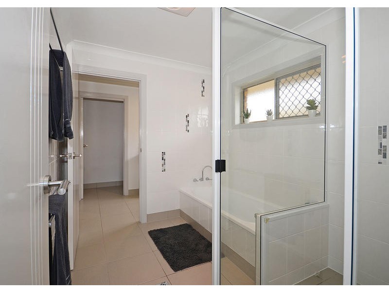 10 Granada Ct, Point Vernon QLD 4655