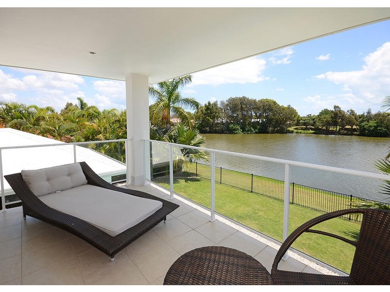 18 Harrison Cct, Urangan QLD 4655