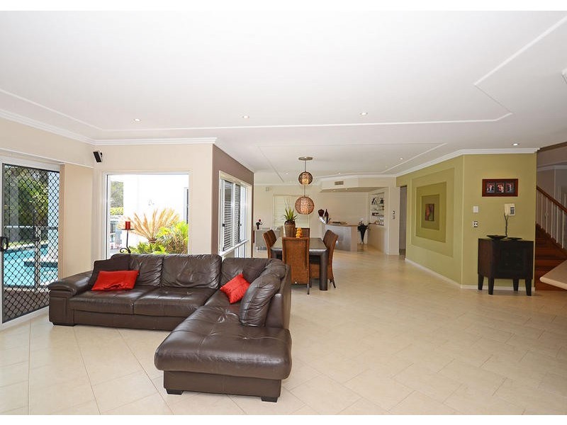 18 Harrison Cct, Urangan QLD 4655