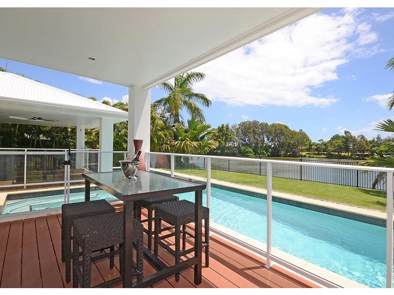 18 Harrison Cct, Urangan QLD 4655